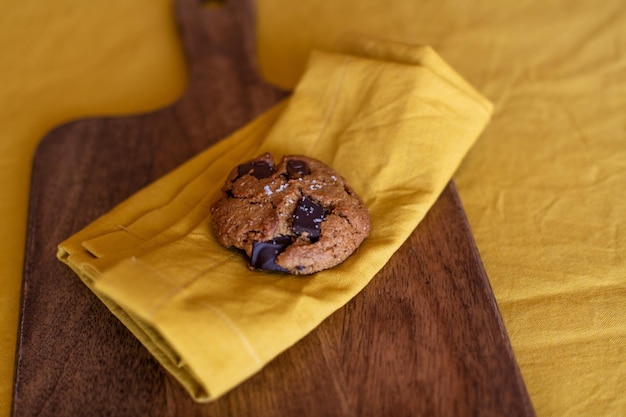 Hooghoekbeeld van brood op de snijplank