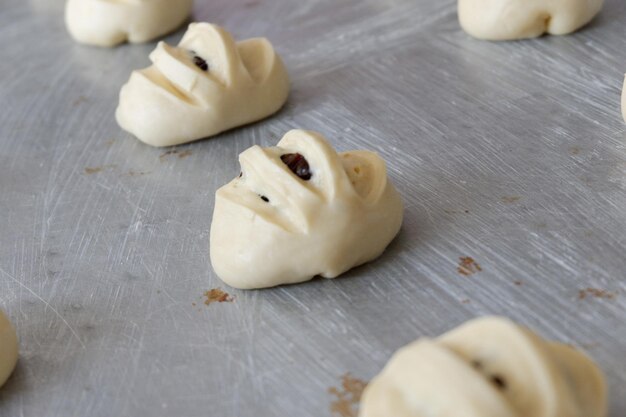 Hooghoekbeeld van brood op de snijplank