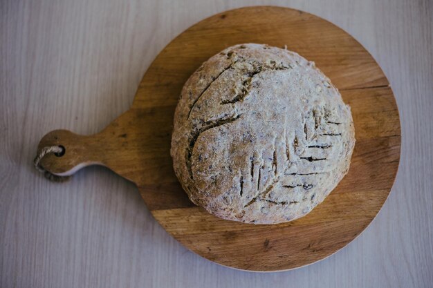 Hooghoekbeeld van brood op de snijplank