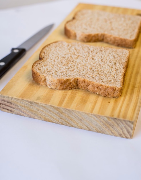 Foto hooghoekbeeld van brood op de snijplank