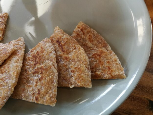 Foto hooghoekbeeld van brood op een bord op tafel