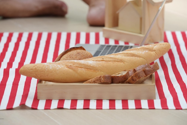 Foto hooghoekbeeld van brood op een bord op tafel