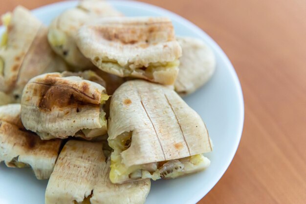 Foto hooghoekbeeld van brood op een bord op tafel