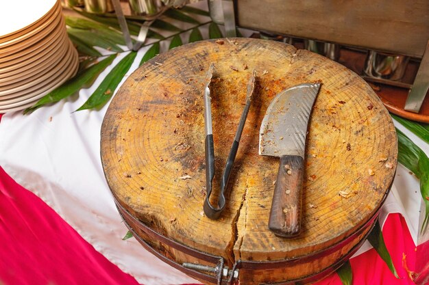 Foto hooghoekbeeld van brood op een bord op tafel