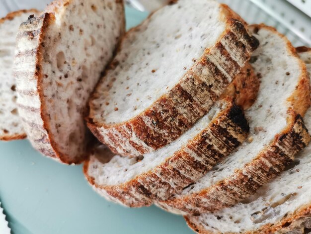 Hooghoekbeeld van brood op een bord