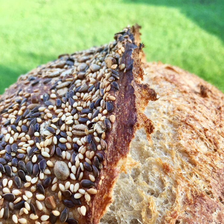 Foto hooghoekbeeld van brood op het land