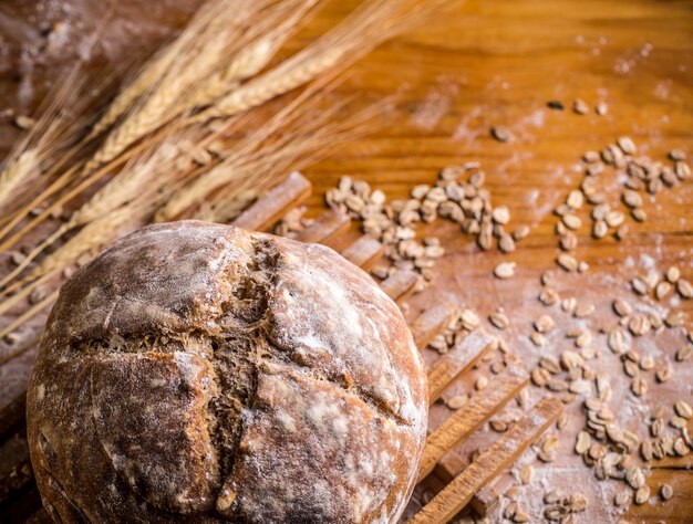 Foto hooghoekbeeld van brood op hout