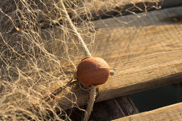 Hooghoekbeeld van brood op hout