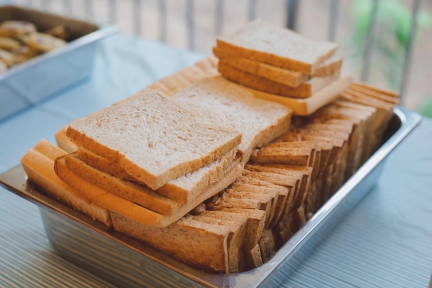 Hooghoekbeeld van brood op tafel