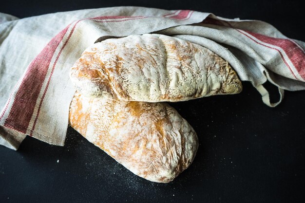 Foto hooghoekbeeld van brood op tafel