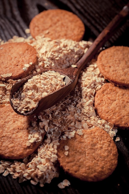 Hooghoekbeeld van brood op tafel