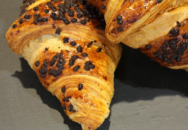 Foto hooghoekbeeld van brood op tafel