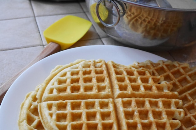 Hooghoekbeeld van brood op tafel