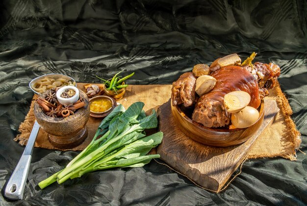 Hooghoekbeeld van brood op tafel.