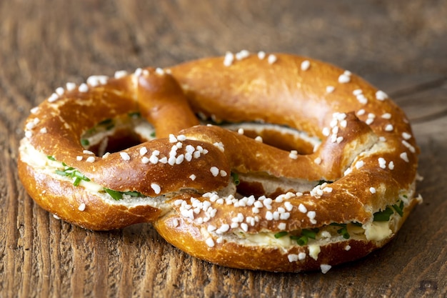 Foto hooghoekbeeld van brood op tafel