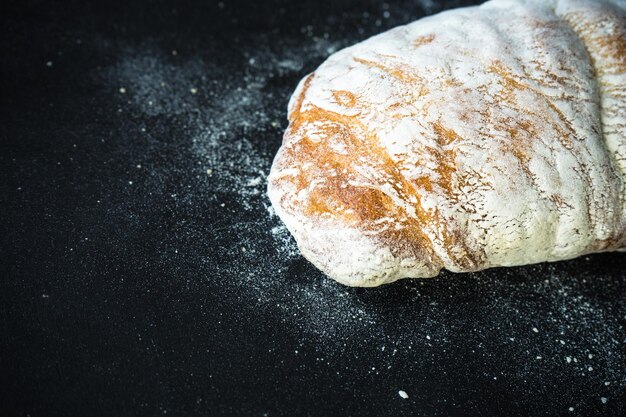Hooghoekbeeld van brood op tafel