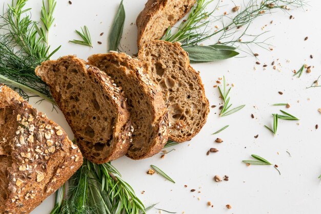 Foto hooghoekbeeld van brood op tafel