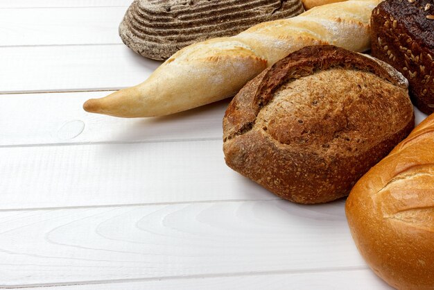 Hooghoekbeeld van brood op tafel