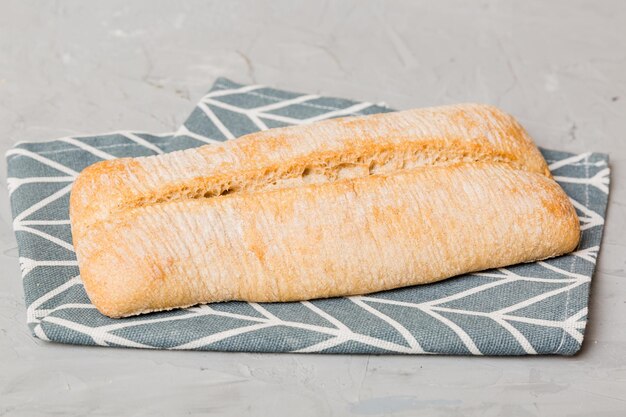 Foto hooghoekbeeld van brood op tafel