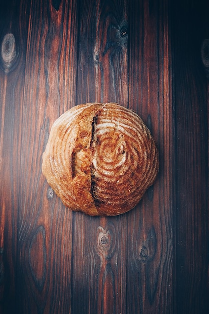 Hooghoekbeeld van brood op tafel