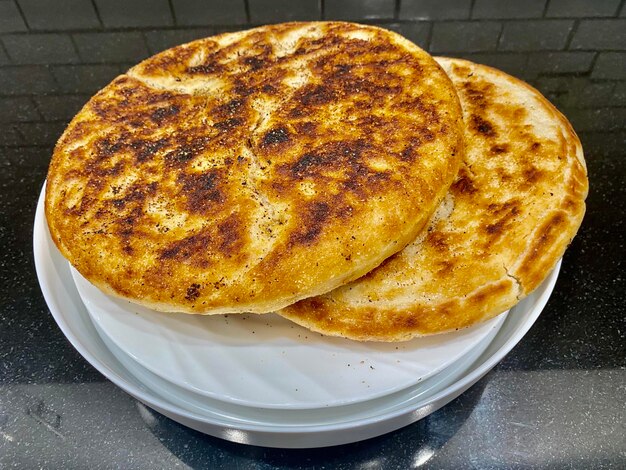 Foto hooghoekbeeld van brood op tafel