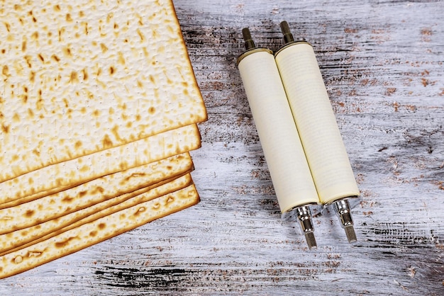 Foto hooghoekbeeld van brood op tafel