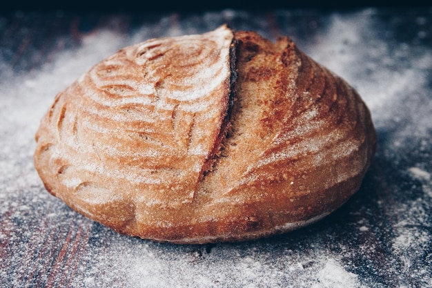 Hooghoekbeeld van brood op tafel