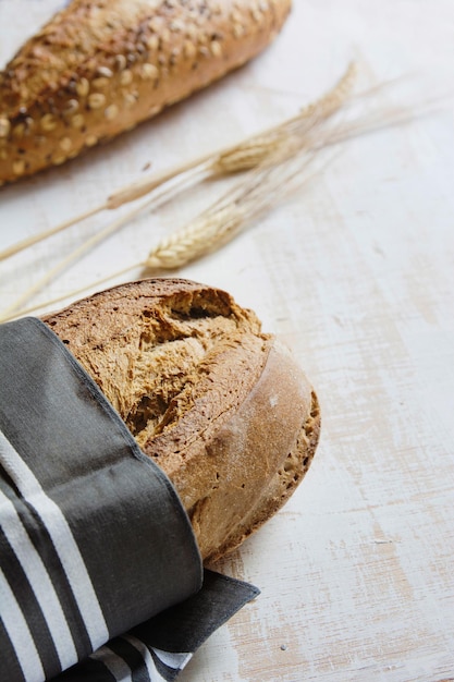 Hooghoekbeeld van brood op tafel