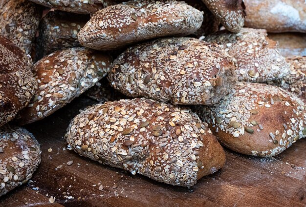 Foto hooghoekbeeld van brood op tafel