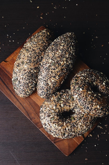 Hooghoekbeeld van brood op tafel