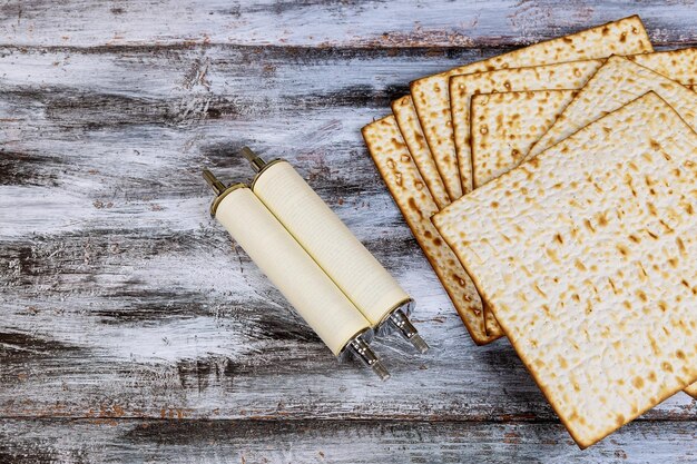 Foto hooghoekbeeld van brood op tafel