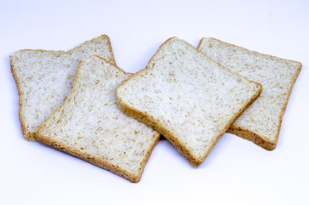 Hooghoekbeeld van brood op witte achtergrond