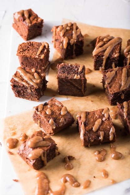 Foto hooghoekbeeld van brownies op tafel