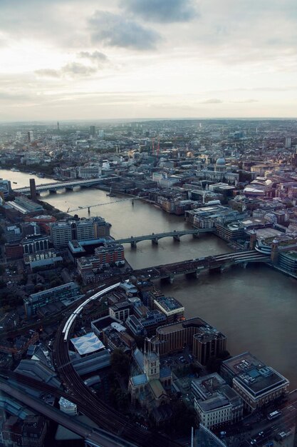 Foto hooghoekbeeld van bruggen over de rivier in het midden van de stad tegen de lucht