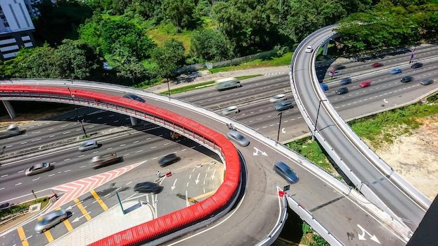 Foto hooghoekbeeld van bruggen over de weg in een moderne stad
