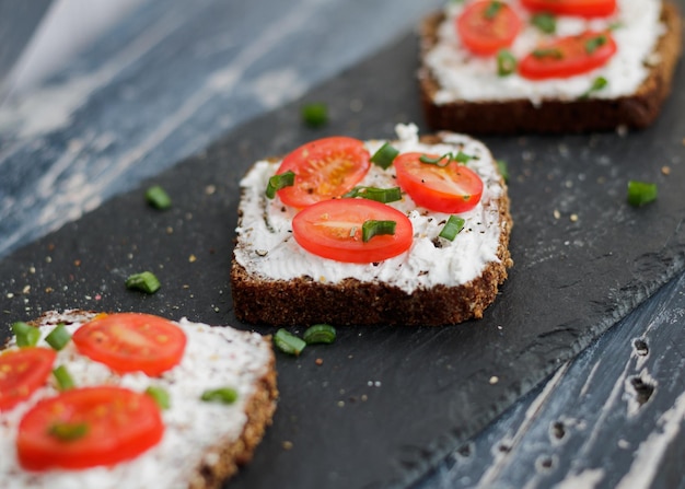 Hooghoekbeeld van bruschetta op tafel