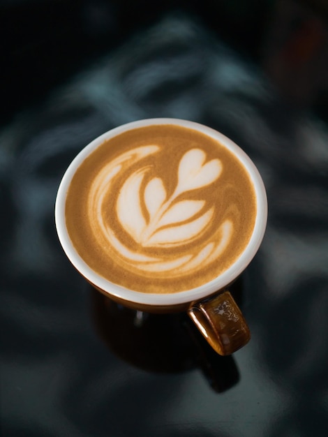 Hooghoekbeeld van cappuccino op tafel