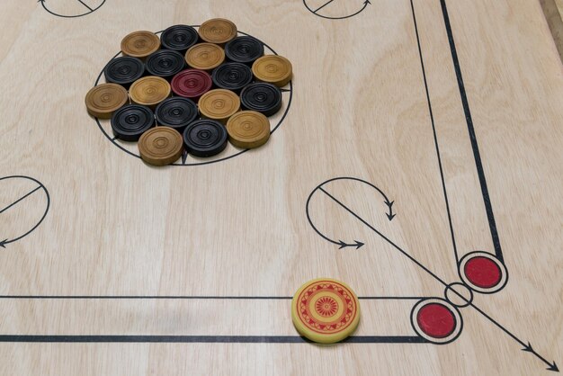 Foto hooghoekbeeld van carrom