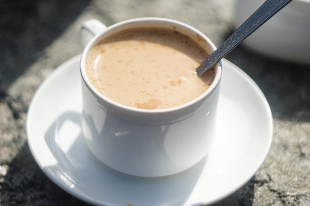 Hooghoekbeeld van chai latte