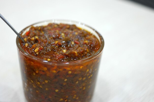 Hooghoekbeeld van chili in glas op tafel