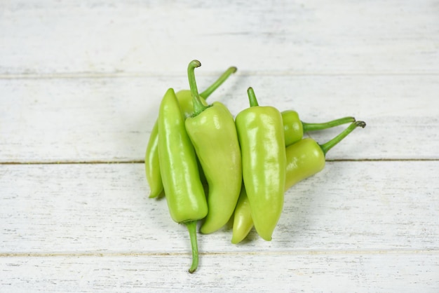 Hooghoekbeeld van chili peper op tafel