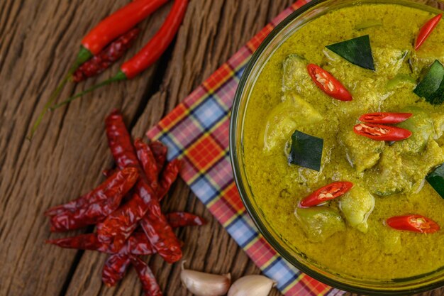 Foto hooghoekbeeld van chili pepers op tafel