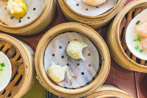 Hooghoekbeeld van Chinese dumplings in containers op tafel