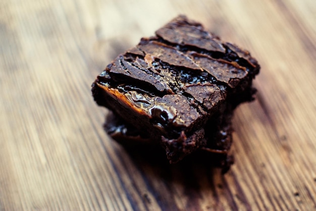 Hooghoekbeeld van chocoladecaramelbrownie op tafel