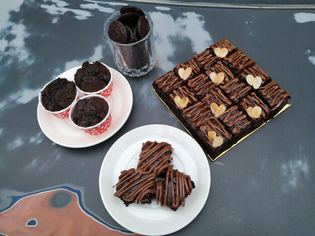 Foto hooghoekbeeld van chocoladekoek op bord