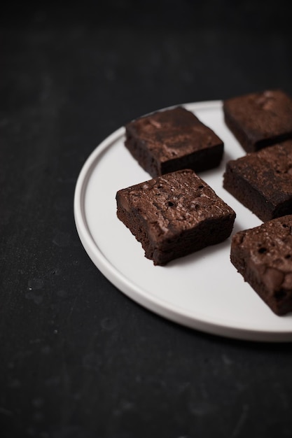 Hooghoekbeeld van chocoladekoek op tafel