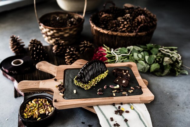 Foto hooghoekbeeld van chocoladekoek op tafel