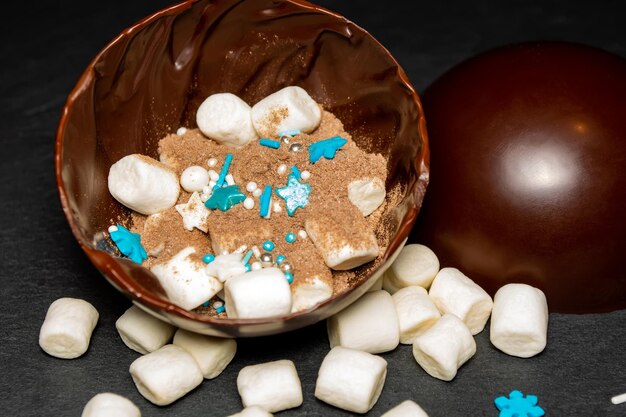 Hooghoekbeeld van chocoladekoek op tafel
