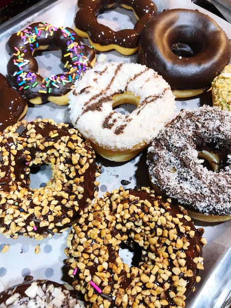 Foto hooghoekbeeld van chocoladekoek