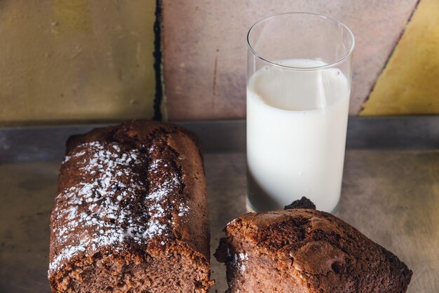 Foto hooghoekbeeld van chocoladetaart met melkglas in de bakbak